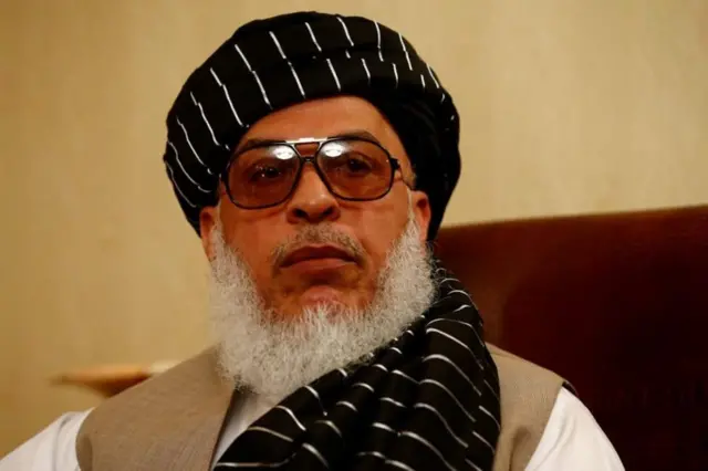 શેર મહોમ્મદ અબ્બાસ સ્તનિકઝાઈ કતારમાં આવેલી તાલિબાનની રાજકીય ઑફિસના ડેપ્યુટી હેડ છે અને હાલની મંત્રણાની ટીમમાં પણ સામેલ છે.