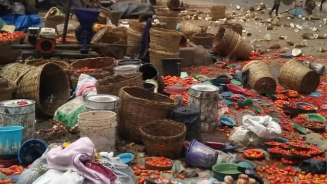 Tomatoes, onions plus oda market wey pipo bin dey sell scata for round for Oke Odo market