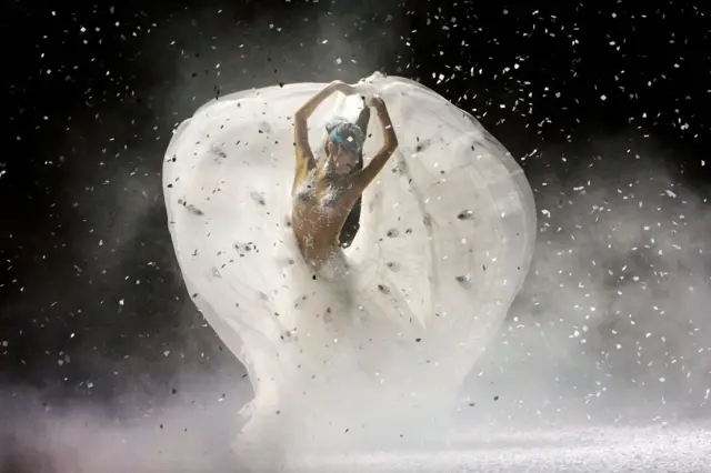 今年6月，中国著名舞蹈家杨丽萍因没有孩子而遭到一名网友嘲讽让舆论哗然。