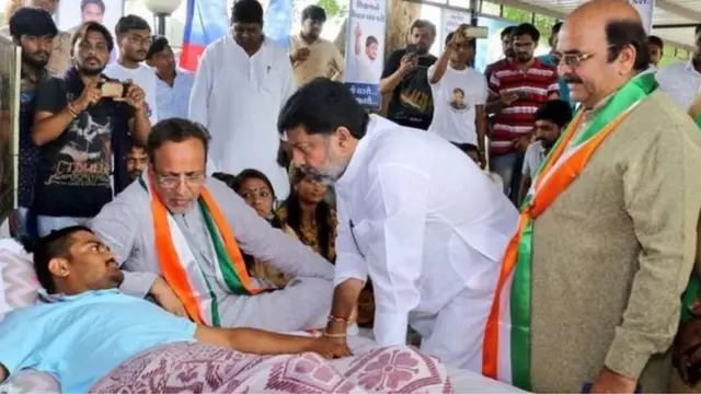 हार्दिक पटेल यांना भेटायला आलेले काँग्रेस नेते