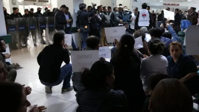 Diyarbakır'da sağlık görevlilerinin işten atılmasına karşı eylem