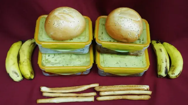 ምግብ በምሳ እቃ ያደርሳሉ