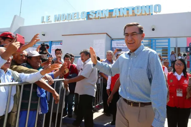 El presidente Martín Vizcarra saluda tras emitir su voto en el Colegio Modelo de San Antonio en Moquegua, Perú, el 26 de enero de 2020.