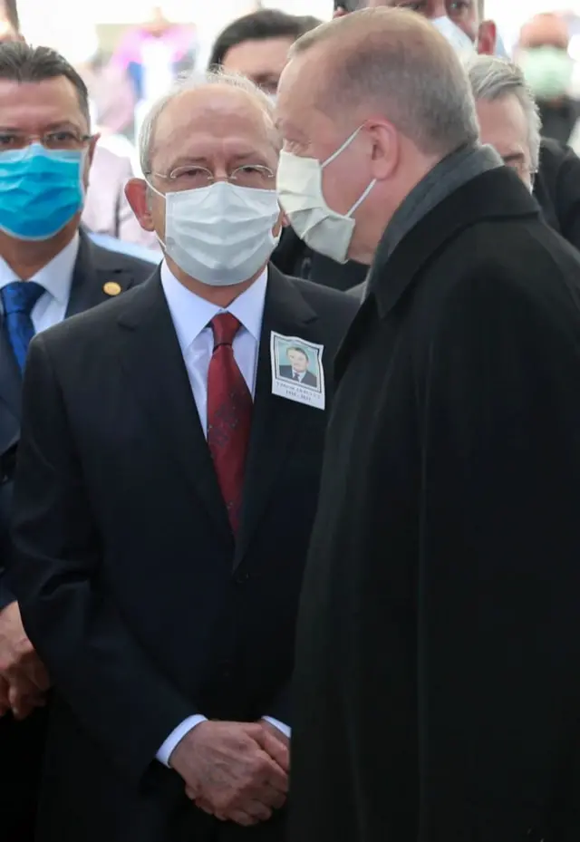 الرئيس التركي رجب طيب أردوغان في صورة مع منافسه زعيم حزب الشعب الجمهوري كمال كليجدار أوغلو، 2021