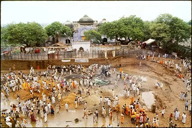 An kammala gina masallacin Babri ne tsakani shekarar 1528 - 29