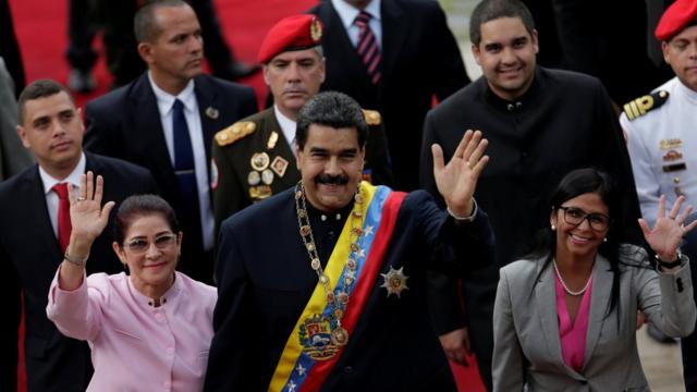 Nicolás Maduro junto a Cilia Flores y Delcy Rodríguez.
