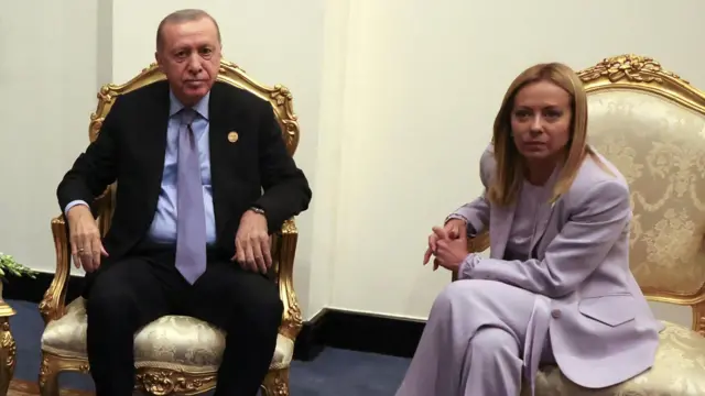 Erdoğan ve Meloni zirvenin başlaması öncesi yan yana oturuyor