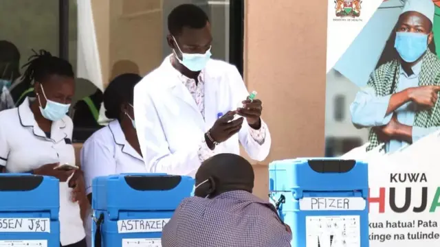 Distribution de vaccins au Kenya.