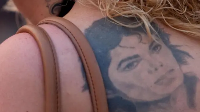 صورة وشم لمايكل جاكسون على ظهر فتاة