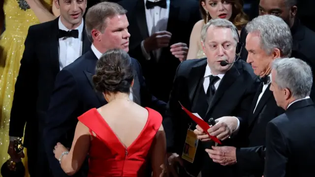 布莱恩•卡利南和玛莎‧鲁伊斯将正确的信封交给主持人比蒂的现场瞬间