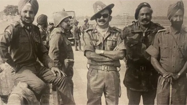 जनरल गंधर्व नागरा बीच में