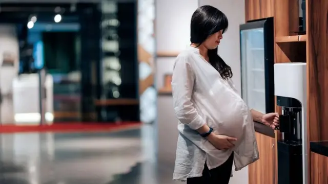 Certaines employées enceintes déclarent avoir été écartées des conversations ou des possibilités d'avancement