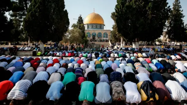 Mescidi Aksa'da ibadet edenler