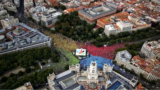 మాడ్రిడ్ వీధుల్లో ప్రజలు