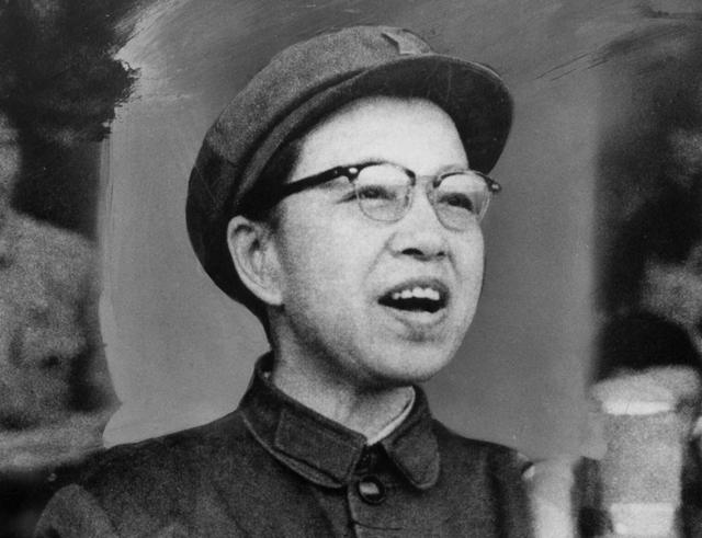Jiang Qing fazendo um discursoimobiliaria cassino rs temporada1969