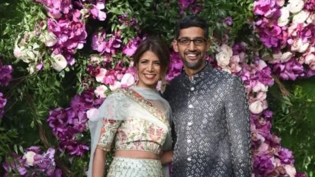 ਗੂਗਲ ਦੇ ਸੀਓ ਸੁੰਦਰ ਪੀਚਯ ਆਪਣੀ ਪਤਨੀ ਅੰਜਲੀ ਪਿਚਯ ਨਾਲ, ਰਵਾਇਤੀ ਪਹਿਰਾਵੇ ਵਿੱਚ, ਉਨ੍ਹਾਂ ਦਾ ਇਹ ਅੰਦਾਜ਼ ਘੱਟ ਹੀ ਦੇਖਣ ਨੂੰ ਮਿਲਦਾ ਹੈ।