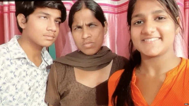 ਰਿਤਿਕ ਗੋਇਲ ਆਪਣੀ ਮਾਂ ਅਤੇ ਭੈਣ ਨਾਲ