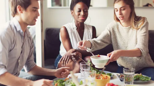 Um gruposoberana esportesamigos almoçando