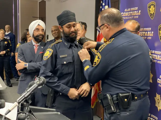 ਭਾਰਤੀ ਮੂਲ ਦੇ 21 ਸਾਲਾ ਅੰਮ੍ਰਿਤ ਸਿੰਘ ਨੂੰ ਅਮਰੀਕਾ ਦੇ ਟੈਕਸਸ ਸੂਬੇ ਦੀ ਹੈਰਿਸ ਕਾਊਂਟੀ ਵਿੱਚ ਡਿਪਟੀ ਕਾਂਸਟੇਬਲ ਲਾਇਆ ਗਿਆ ਹੈ।