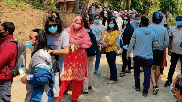 ललितपुरको दुर्गम क्षेत्र लेलेमा कोरोनाभाइरस खोप लगाउन लामबद्ध मानिसहरू