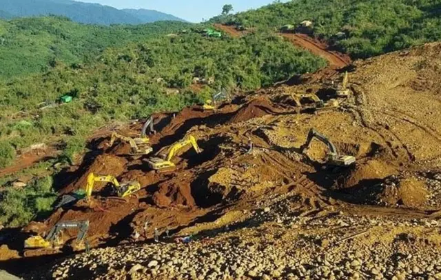 ショベルカーによる捜索が続く事故現場（22日）