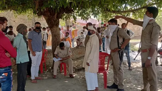 गांव में पुलिस