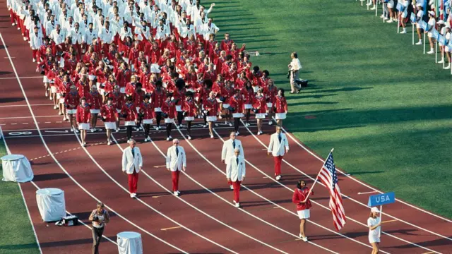 அமெரிக்க கொடியேந்திச் செல்லும் ஓல்கா