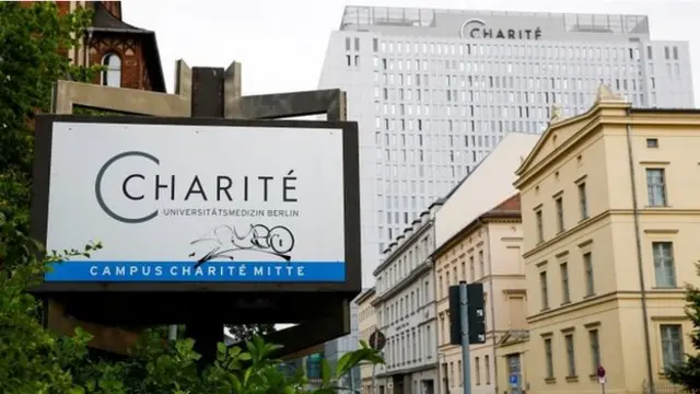 Çayına karıştırılan bir madde ile zehirlendiği iddia edilen Navalni, Almanya'ya getirildi. Tedavisi devam ediyor.