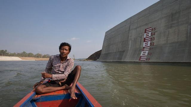 Một người dân Campuchia đến chỗ từng nhà của ông trước nó bị phá hủy để xây dựng Đập thủy điện Sedan 2 ở Campuchia