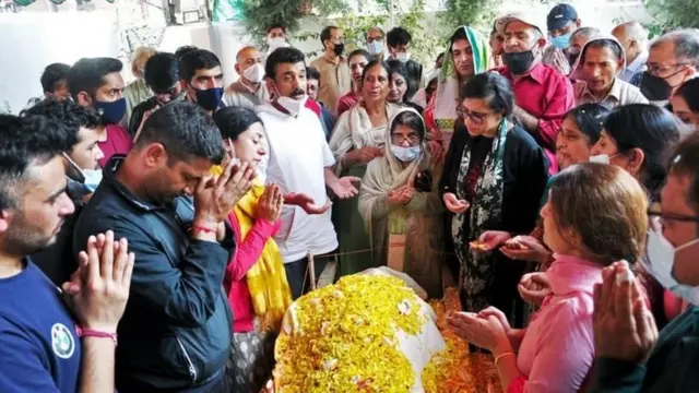 ਮਾਖਨ ਲਾਲ ਬਿੰਦੂ ਦੇ ਅੰਤਿਮ ਸੰਸਕਾਰ ਮੌਕੇ ਉਨ੍ਹਾਂ ਦੇ ਰਿਸ਼ਤੇਦਾਰ ਅਤੇ ਚਾਹੁਣ ਵਾਲੇ ਲੋਕ ਇਕੱਠਾ ਹੋਏ