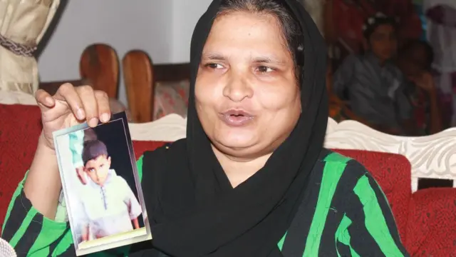 சுனாமியில் காணாமல் போன மகனின் சிறிய வயது படத்தை காண்பிக்கிறார் ஹமாலியா