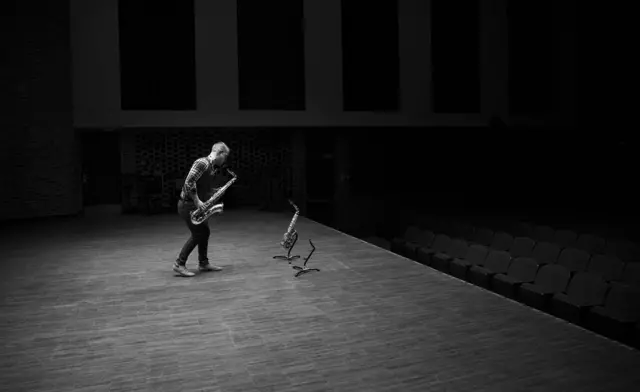 சாக்ஸாஃபோன் இசைக்கும் ஒருவர்