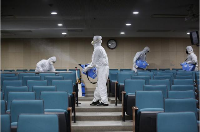 工作人员在韩国首尔的文化体育中心喷洒消毒剂