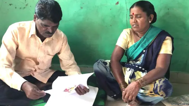 बाबासाहेब साळवे आणि त्यांच्या पत्नी सुनिता साळवे