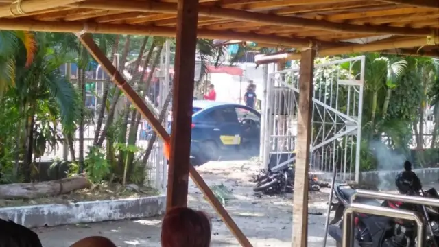 Saat pekaku menerobos masuk, puluhan orang keluar masuk gereja, kata saksi mata.