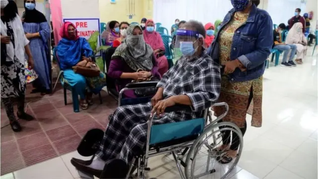 টিকা নিতে পার্শ্ব প্রতিক্রিয়ার ভয় কেটে গেছে অনেকের।