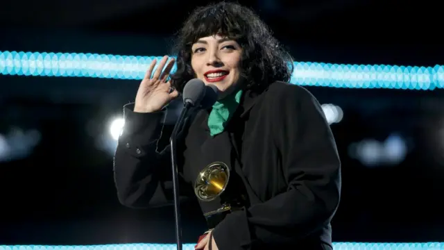 Mon Laferte com seu Grammy Latino