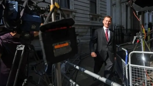 Menteri Luar Negeri Jeremy Hunt, saingan Johnson tiba di kantor PM Theresa May 10 Downing Street untuk pertemuan kabinet terakhir.