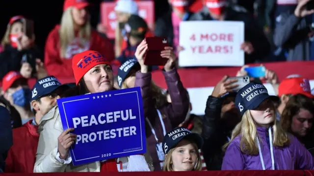 Una mujer con una pancarta que dice "manifestante pacífico" en el mitin de Trump en Mosinee el 17 de septiemrbe de 2020.