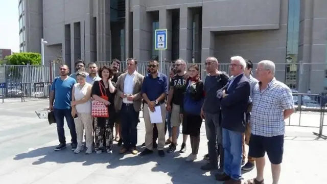 Suç duyurusu için Çağlayan'daki İstanbul Adliyesi'ne giden grup