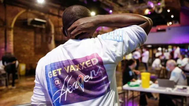 شخص يرتدي قميصا عليه عبارة "احصل على اللقاح"