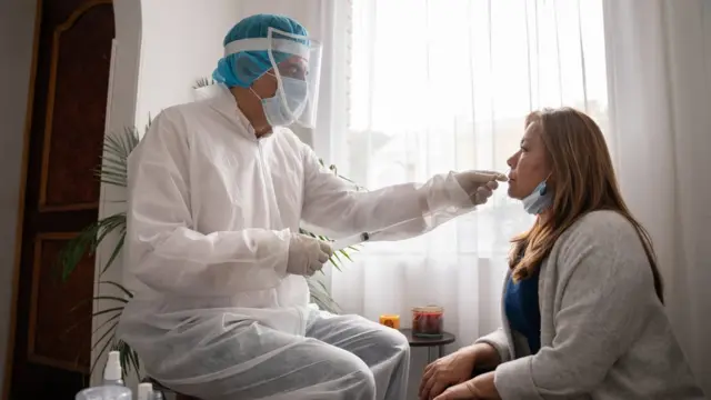 Paciente siendo monitoreada para covid