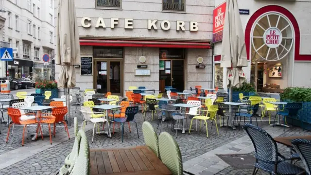 Пустующие кафе в центре Вены.