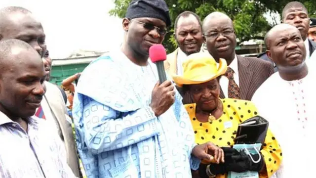 Aworan Fashola nibi ifilọlẹ Awojobi Park