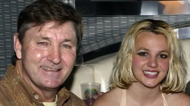 بريتني ووالدها جايمي، في صورة تعود لعام 2006، قبل فرض الوصاية عليها