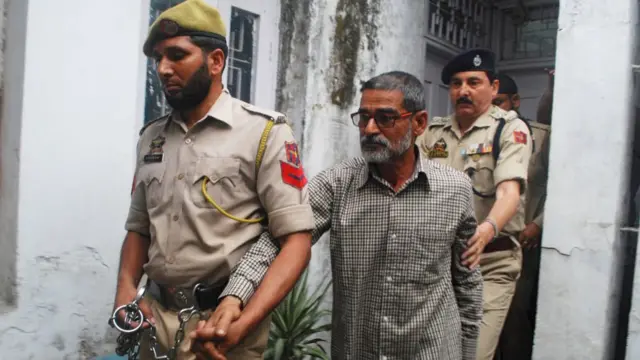 બળાત્કારના આરોપીને લઇને જતી પોલીસ