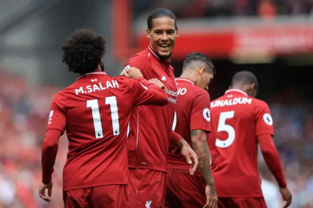 Mohamed Salah es felicitado por Virgil van Dijk.