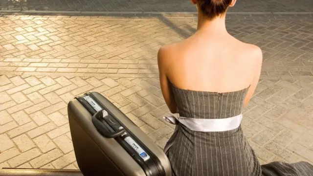 ผู้หญิงนั่งหันหลัง