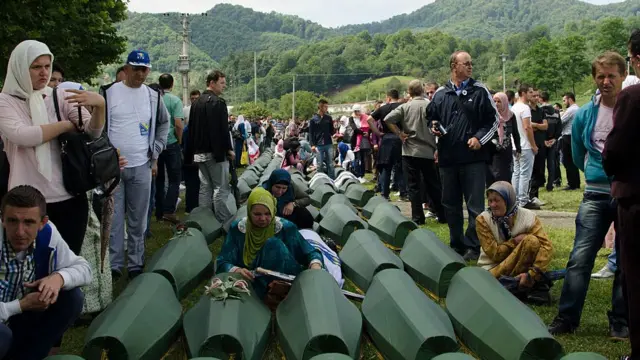 Funeral de bosnios identificados en 2014.