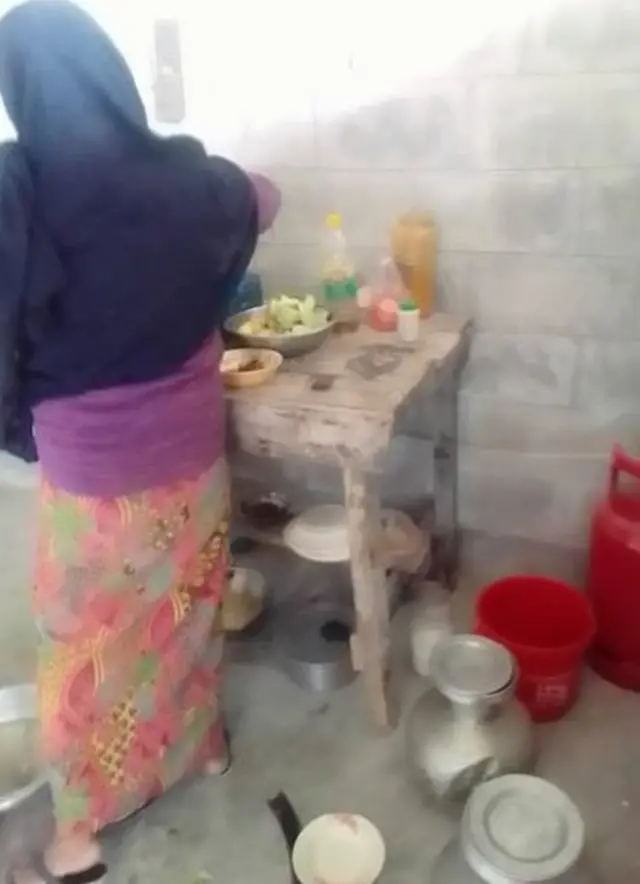 कुछ तस्वीरें हमें शरणार्थियों ने चोरी-छिपे अपने मोबाइल फ़ोन से भेजी हैं.